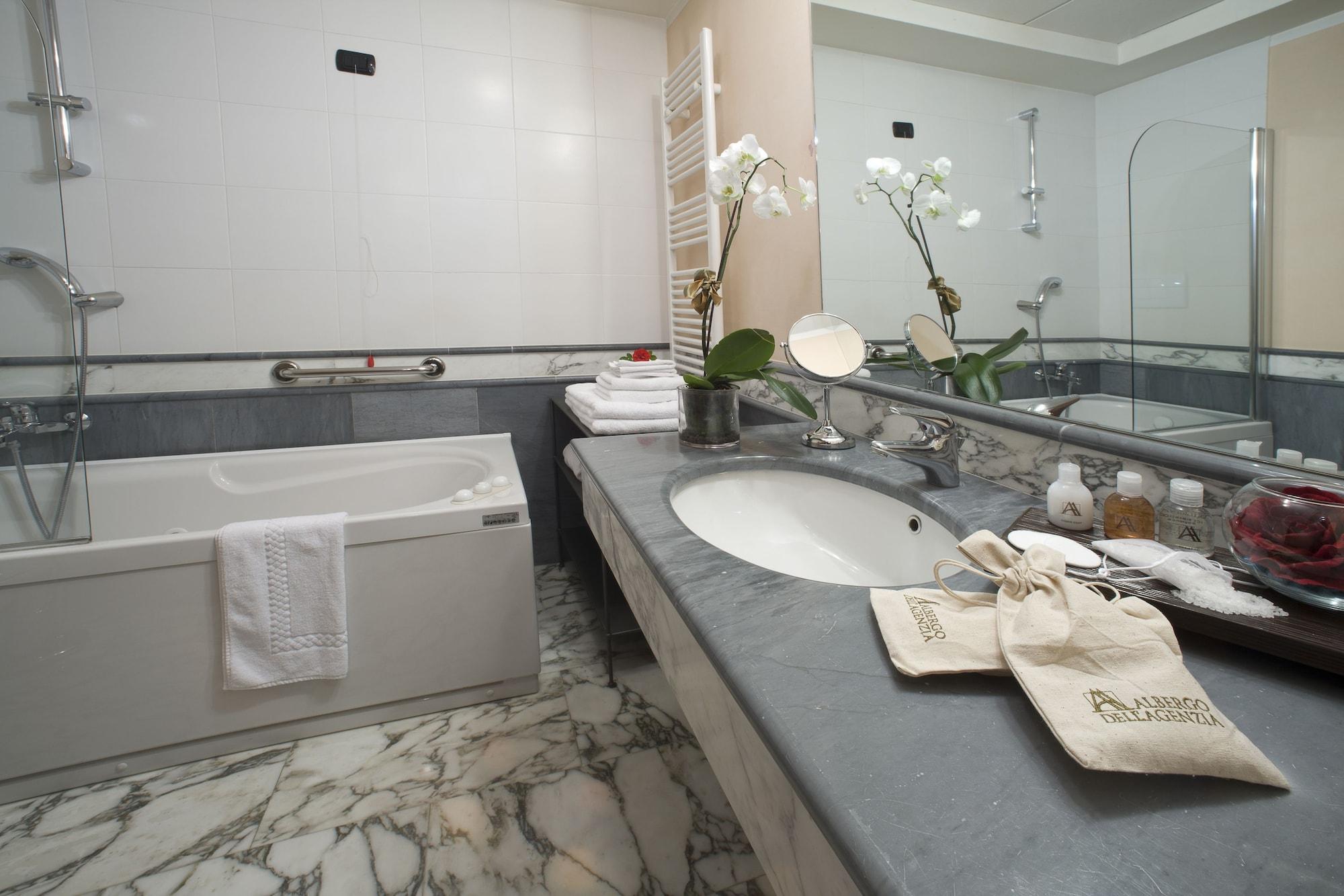 Albergo Dell'Agenzia บรา ภายนอก รูปภาพ