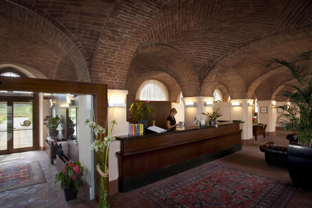 Albergo Dell'Agenzia บรา ภายนอก รูปภาพ